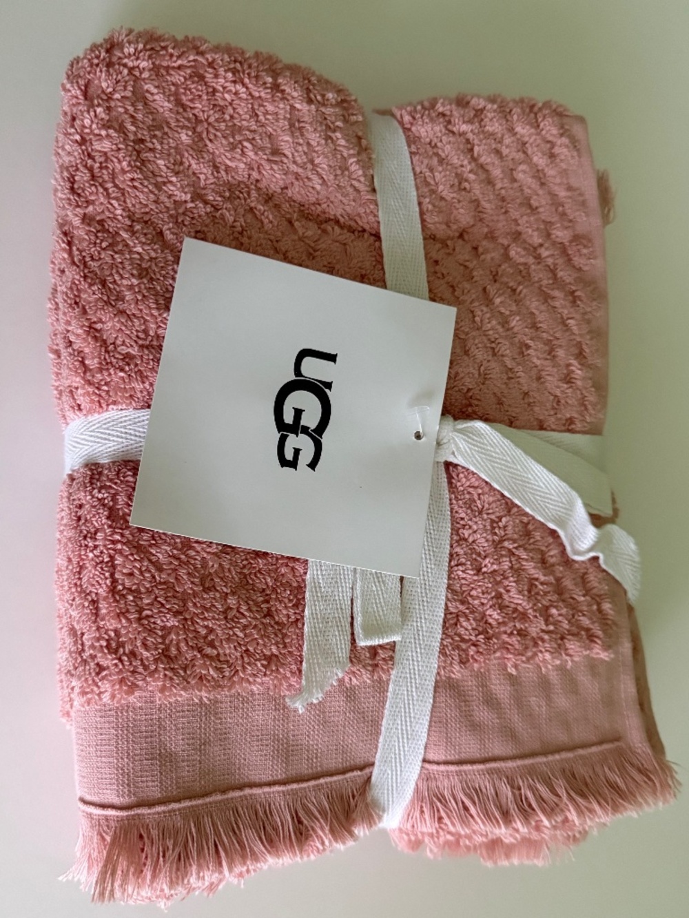UGG set of 2 Hand Towels Fringed Textured Rose Cloud